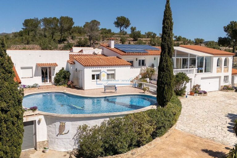 Chalet Familiar con Piscina Cubierta y Vistas al Mar (Coll de l’Alba)