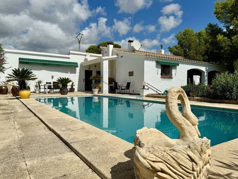 Exclusiva Finca Rústica con Vistas al Mar