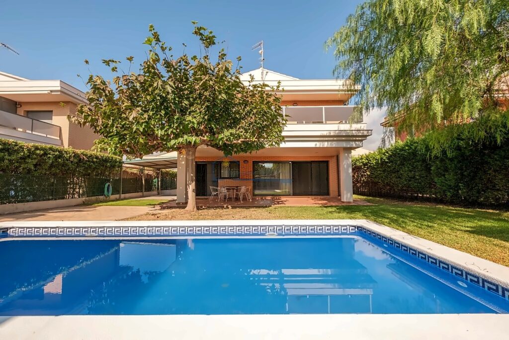 Detached Villa with Private Pool and Garden, Steps from the Sea (L'Ampolla)